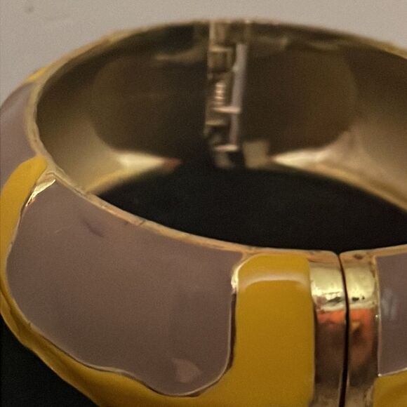 Vintage 3” x 1” signed “BR” (Bassett Jewelry)yellow/mauve hinged bangle bracelet - Picture 6 of 11